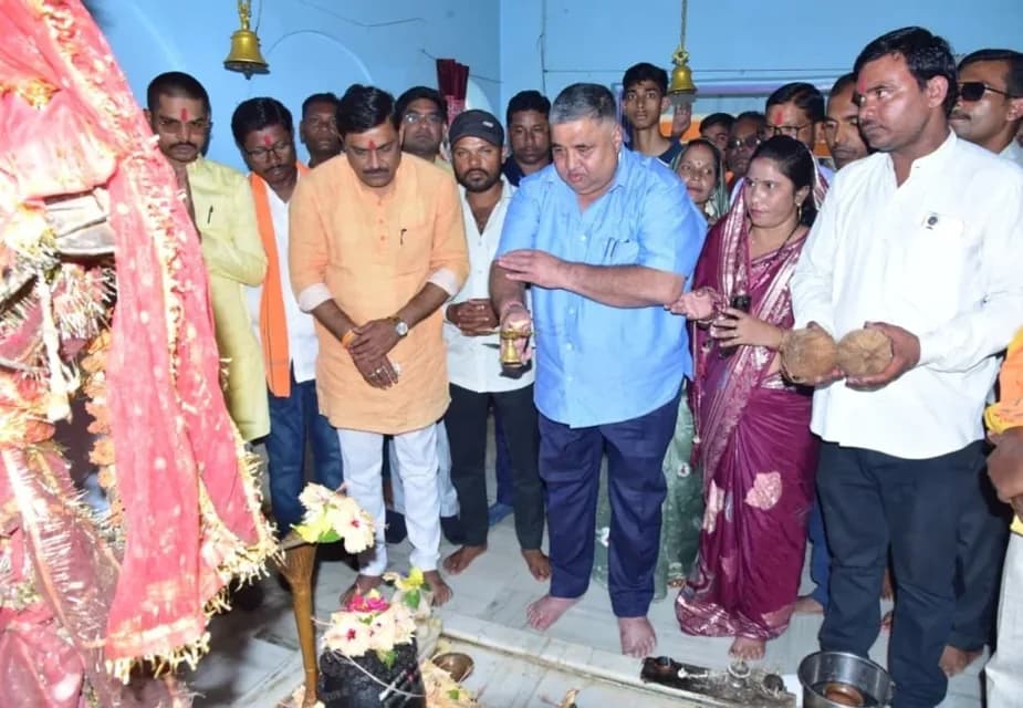 Rajesh Agrawal at worship in Kawardha, the photograph Fourth Eye News published.