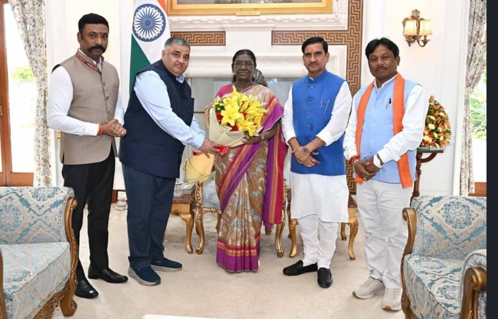 Rajesh Agrawal offering flowers to President Droupadi Murmu