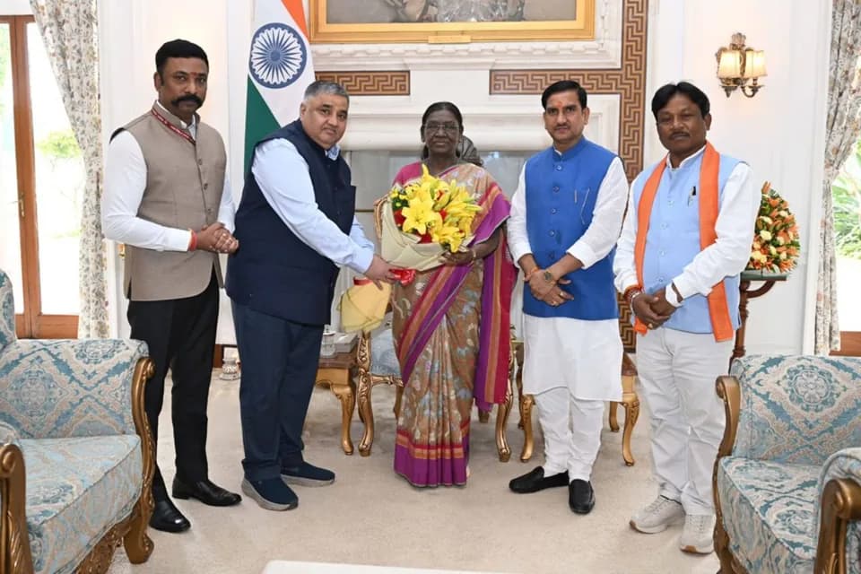 The delegation with President Droupadi Murmu, the photograph Dainik Bhaskar published.