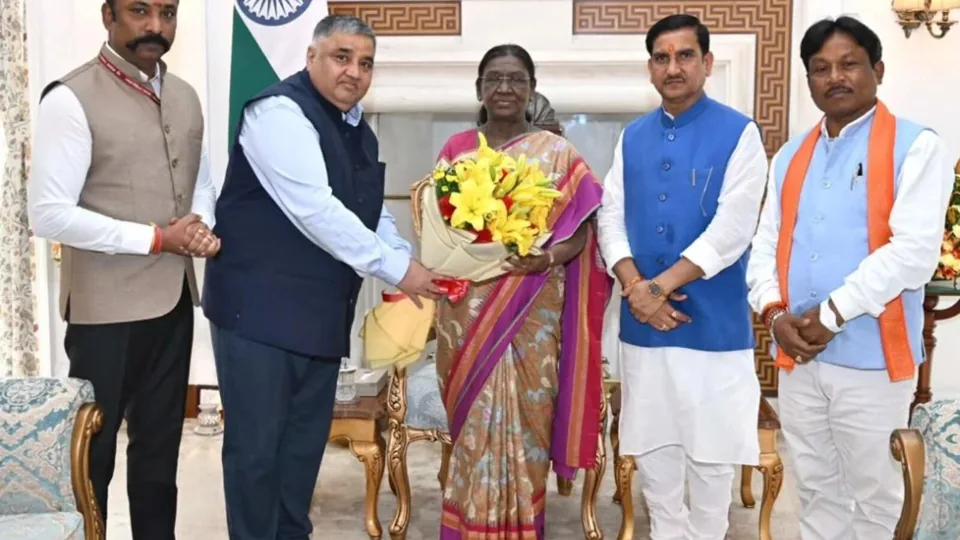 The delegation with President Droupadi Murmu, the photograph Navbharat Times published.
