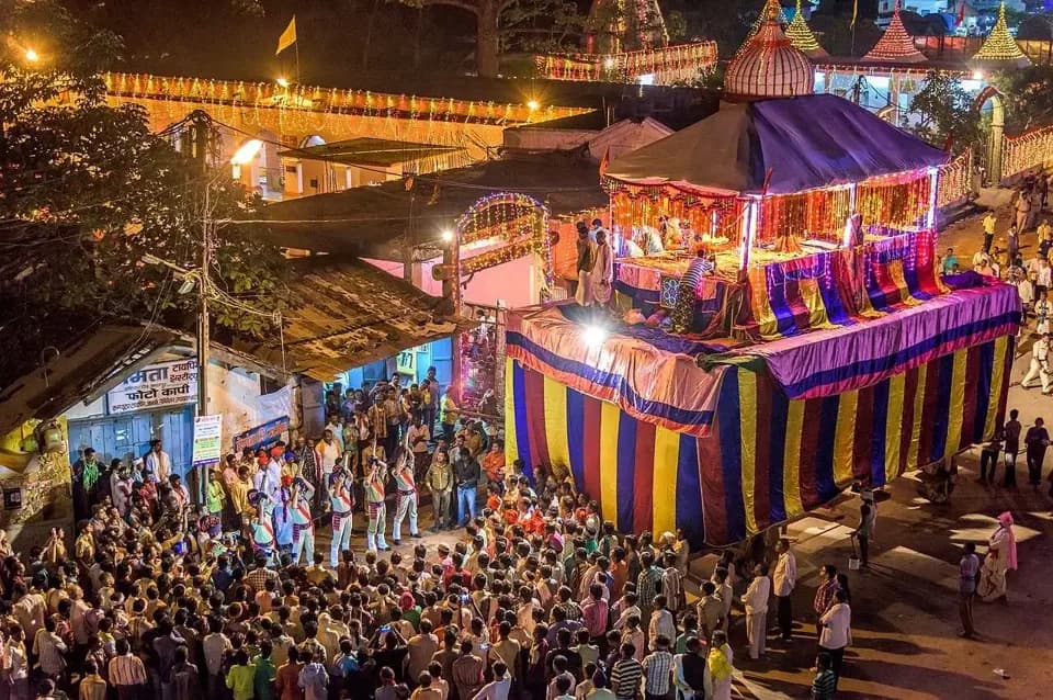 The chariot and crowd at Bastar Dussehra, the photograph Roots Alert published.