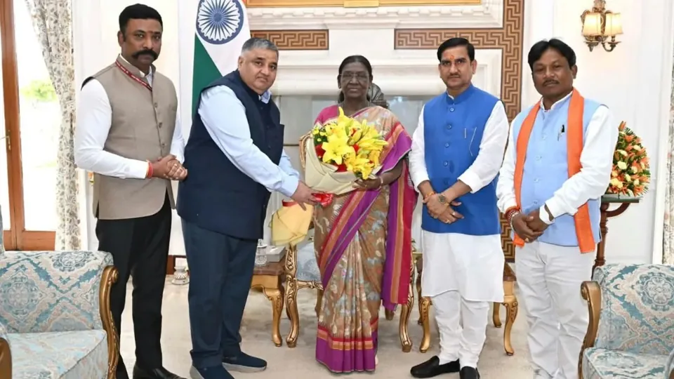 Rajesh Agrawal offering flowers to President Droupadi Murmu, the photograph Vistaar News published.