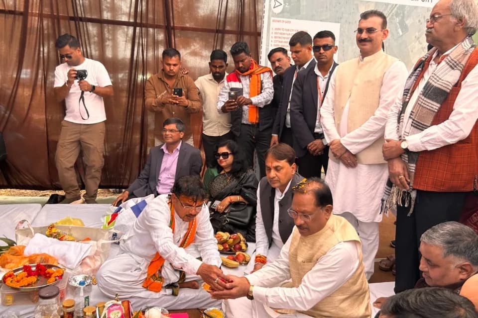 The bhoomi pujan at Tuta, the photograph The Hitavada ran with its report.