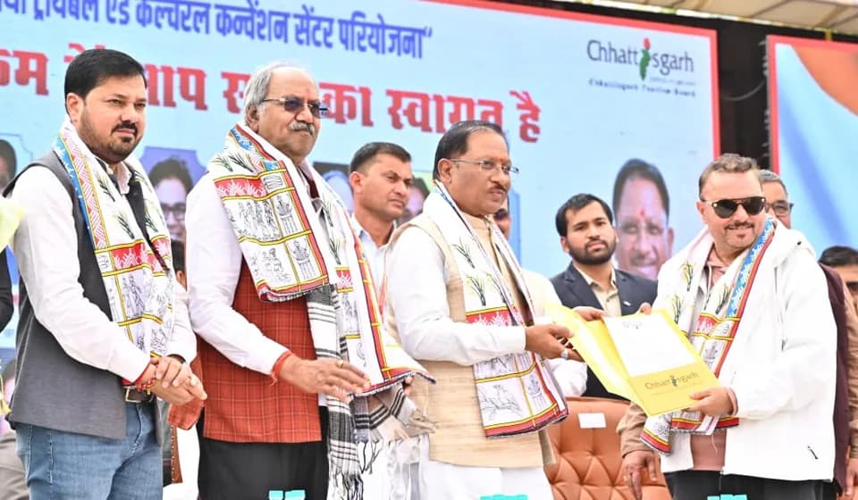 On the stage at the Tuta foundation, from the photographs published with the Chhattisgarh Top News report.