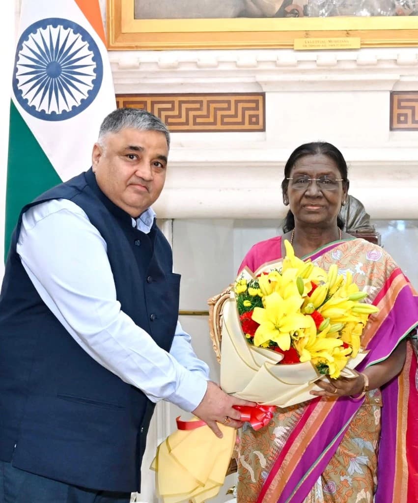Rajesh Agrawal presenting a bouquet to the Hon'ble President of India, Smt. Droupadi Murmu, at Rashtrapati Bhavan